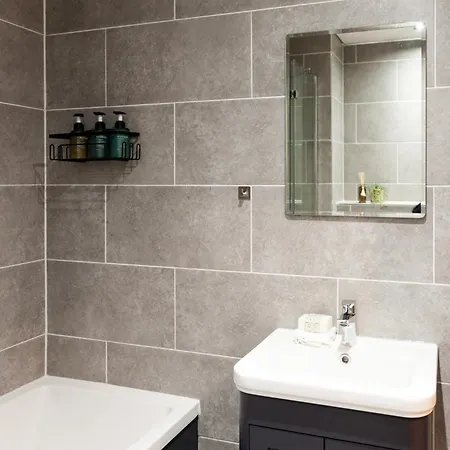 2 Bedroom Flat - Long Term Rates- Contractors-professionals-relocation 利兹